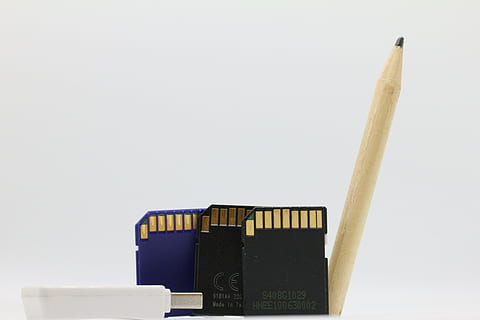 três, adaptadores de cartão micro-sd, cartão de memória, bastão, USB, SD, meios de comunicação, armazenamento, digital, computador, dispositivo, dados, tecnologia, portátil, Flash drive, removível, lápis, material de escritório, material, acessórios, papelaria, ninguém, dentro de casa, fundo branco, o negócio, fechar-se, dia, copie o espaço, escritório, tiro do estúdio, ainda vida, Cortar fora, comunicação, material de escritorio, equipamentos de informática, madeira - material, Internet, conexão, 5K, CC0, domínio público, royalty free