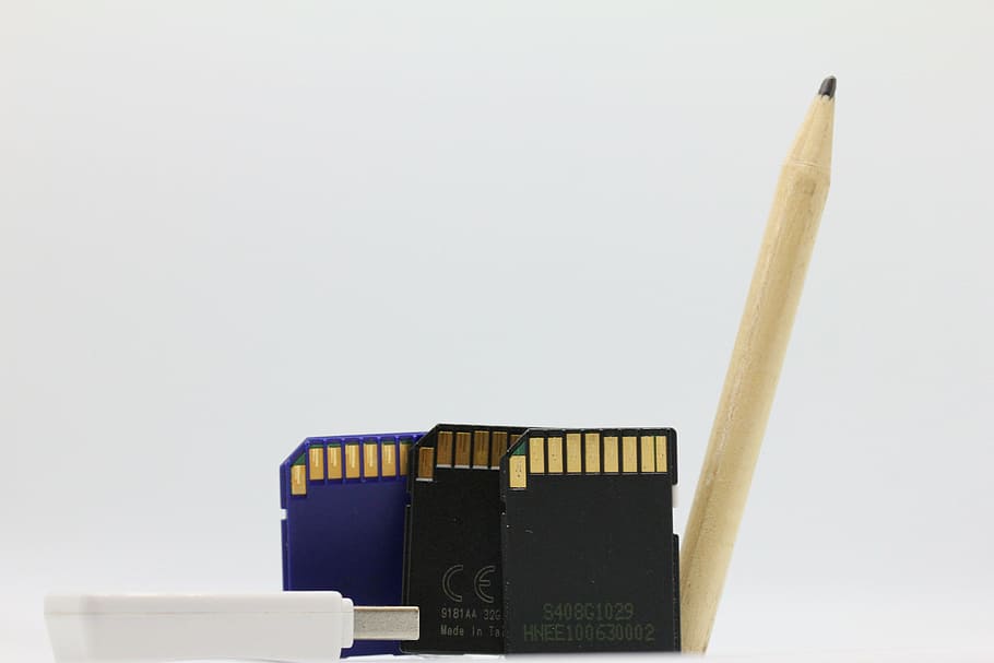drei, Micro-SD-Kartenadapter, Speicherkarte, Stock, USB, sd, Medien, Lager, Digital, Computer, Gerät, Daten, Technologie, tragbar, Flash Drive, entfernbar, Bleistift, Bürobedarf, Material, Zubehör, Schreibwaren, keine Leute, drinnen, weißer Hintergrund, Geschäft, Nahansicht, Tag, kopieren sie platz, Büro, Studioaufnahme, Stillleben, ausgeschnitten, Kommunikation, Computerausrüstung, Holz - Material, Internet, Verbindung, 5K