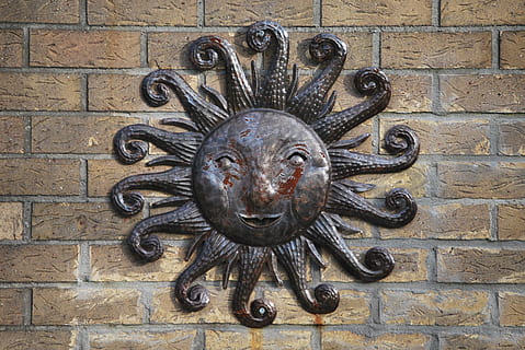 Sonne, Wand, Sonnenstrahlen, Kupfer, Wandbau - Funktion, Kunst und Handwerk, Darstellung, keine Leute, Kreativität, Ziegelwand, Kunst, Tierdarstellung, Nahansicht, Tier, Backstein, die Architektur, Schnitzen - Handwerksprodukt, Tierthemen, Tag, Muster, hängend, Tierwelt, Metall, aufwendig, 2K, CC0, gemeinfrei, lizenzfrei