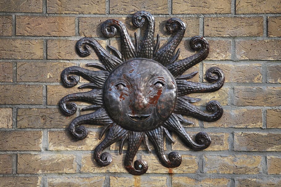 Sonne, Wand, Sonnenstrahlen, Kupfer, Wandbau - Funktion, Kunst und Handwerk, Darstellung, keine Leute, Kreativität, Ziegelwand, Kunst, Tierdarstellung, Nahansicht, Tier, Backstein, die Architektur, Schnitzen - Handwerksprodukt, Tierthemen, Tag, Muster, hängend, Tierwelt, Metall, aufwendig, 2K