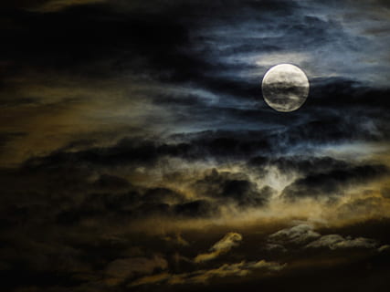 fuld, måne, overskyet, himmel, fuldmåne, blå, skyer, nat, sky - himmel, planet - rum, mørk, ingen mennesker, plads, astronomi, skønhed i naturen, scenics - natur, natur, ro, dramatisk himmel, rolig scene, fantasi, baggrunde, planetmåne, digital komposit, tekstureret effekt, 2K, CC0, offentligt domæne, royaltyfrie