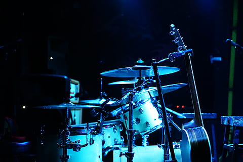 drum kit putih, tahap, drum, mikropon, kinerja, situs, musik, panggung - ruang pertunjukan, drum kit, simbal, instrumen perkusi, konser musik populer, peralatan, suara, dunia malam, budaya seni dan hiburan, alat musik, peralatan musik, dalam ruangan, peristiwa, fokus pada latar depan, diterangi, instrumen drum - perkusi, tidak ada orang, peralatan penerangan, ruang konser, kenikmatan, gelap, cahaya, lampu panggung, musik rock, konser, 5K, CC0, domain publik, bebas royalti