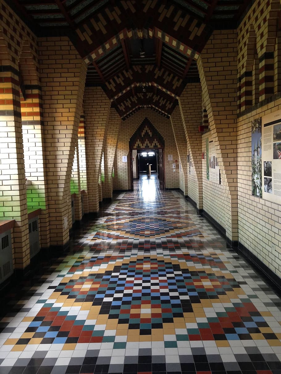 arquitectura, claustre, monestir, a l'interior, sòls, estructura construïda, rajola, sòl de rajoles, el camí a seguir, patró comprovat, patró, edifici, arcade, direcció, passadís, cap gent, sostre, equips d’il·luminació, il·luminat, disseny, arc, funció de construcció de parets, columna arquitectònica, 1080P