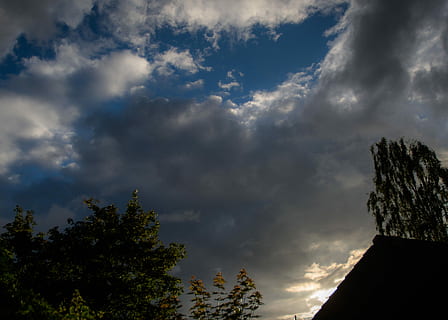cielo, nuvole, nero scuro, mette in risalto, buio, nero, blu, cespugli, alberi, Casa, silhouette, nuvola - cielo, albero, natura, tempo metereologico, nessuno, pianta, architettura, Inquadratura dal basso, struttura costruita, esterno dell'edificio, bellezza nella natura, costruzione, nuvoloso, all'aperto, scenics - natura, tempesta, tramonto, crescita, infausto, 4K, CC0, dominio pubblico, privo di copyright