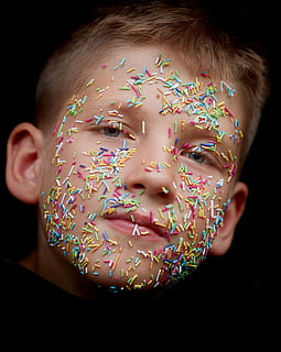 bomboane de aspersoare colorate asortate, băiat, față, stropește, portret, presăra, masca, o persoana, multi colorate, a închide, în interior, partea corpului uman, model, studio shot, parte a corpului, model floral, Fundal negru, stiluri de viață, vedere din față, femei, adult, oameni adevărați, mancare si bautura, creativitate, midsection, fața confuză, ispită, 2K, CC0, domeniu public, fără drepturi de autor