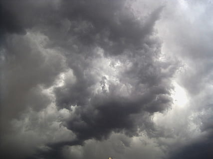 širdys, akių vaizdas, dramatiškas, dangus, debesys, netaisyklingos formos, balta, šviesa, tamsus, pilka, pastatas, audra, oras, debesis - dangus, pobūdį, „cloudscape“, perkūnija, Debesuota, dramatiškas dangus, mėlyna, fonas, meteorologija, lauke, grėsmingas, grožis gamtoje, audros debesys, nėra žmonių, žemas kampo vaizdas, vaizdai - gamta, lietus, šlapias, Dangaus dangus, 2K, CC0, Viešasis domenas, nemokamai