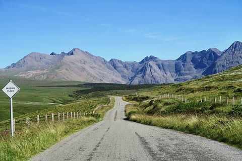 grau, Straße, Grün, Felder, weit, Berge, tagsüber, Fotografie, gegenüber, Berg, Feld, Pfad, Zaun, Natur, Landschaft, szenen, Gebirge, draußen, keine Leute, Himmel, Sommer-, Autobahn, Reise, ländliche Szene, der Weg nach vorn, Blau, Richtung, Transport, Szenen - Natur, ruhige Szene, Ruhe, Umgebung, abnehmende Perspektive, Schönheit in der Natur, Nicht-städtische Szene, Zeichen, Gras, Fluchtpunkt, 2K, CC0, gemeinfrei, lizenzfrei