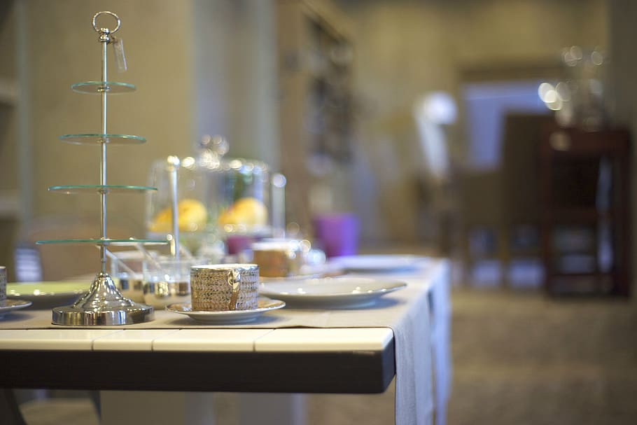 indretning, hjem, gods, bord, smuk, gave, interiørarkitektur, fancy, baggrund, møbel, stil, dekoration, produkt foto, sammensætning, farve, design, lampe, souvenir, restaurant, fokus på forgrunden, indendørs, ingen mennesker, lys, mad og drikke, glas, plade, forretning, selektiv fokusering, sted indstilling, husholdningsudstyr, drikkeglas, sæde, belyst, mad, spisebord, indstilling, beholder, porcelæn, 5K