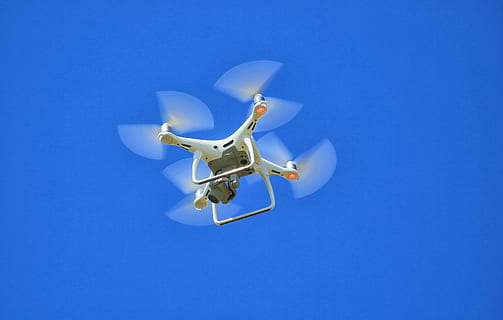tæt på, Foto, flyvende, hvid, orange, drone, luft, fantom, kamera, quadricopter, luftfoto, djee, flyvningen, blå, overvågning, luftfartøj, himmel, transportmidler, teknologi, Midt i luften, skyfri himmel, transportform, ingen mennesker, fly, propel, solrig, natur, bevægelse, kamera - fotografisk udstyr, sikkerhed, fotografering temaer, blå baggrund, storebror - orwellske koncept, 4K, CC0, offentligt domæne, royaltyfrie