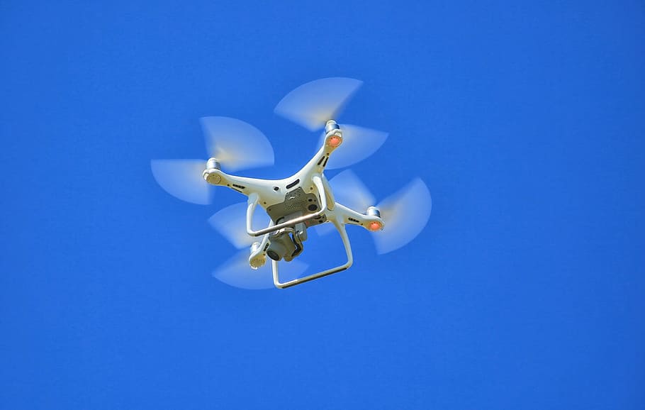 primer pla, foto, volant, blanc, taronja, drone, aire, fantasma, càmera, quadricòpter, foto aèria, djee, vol, blau, vigilància, vehicle aeri, cel, transport, tecnologia, a l'aire, cel clar, manera de transport, cap gent, avió, hèlix, assolellat, naturalesa, moviment, càmera - equip fotogràfic, seguretat, temes de fotografia, fons blau, germà gran - concepte orwelliano, 4K