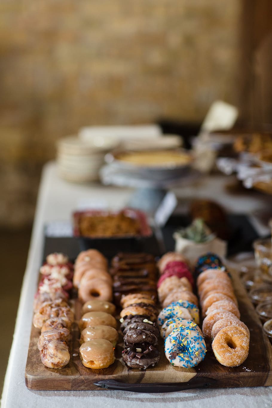 mini donuts, desserter, brunch, mad og drikke, stor gruppe af objekter, fokus på forgrunden, valg, mad, indendørs, stilleben, variation, ingen mennesker, bord, selektiv fokusering, overflod, dag, friskhed, sødt mad, tæt på, beholder, arrangement, klar til at spise, i en række, snack, 4K