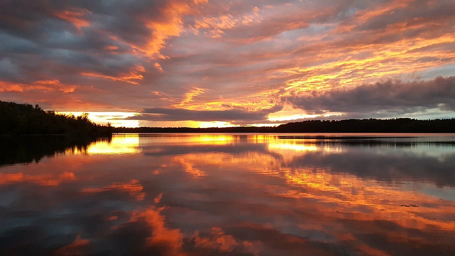 silhuetfotografi, landmasse, omkringliggende, legeme, vand, solnedgang himmel, afspejling, solnedgang, landskab, udendørs, silhuet, fredelig, sø, horisont, aften, skyer, dramatisk, himmel, natur, sky - himmel, rolig scene, skønhed i naturen, scenics, ro, scenics - natur, havnefronten, orange farve, ingen mennesker, idyllisk, ikke-urbane scene, dramatisk himmel, romantisk himmel, 2K