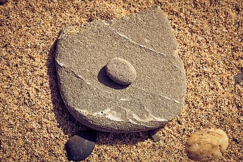 Strand, Stein, Sand, Kieselstein, Strukturen, Hintergrund, Natur, Kieselsteine, kleiner Stein, steinchen, Makro, Struktur, Bank, Sandstrand, schließen, rundlich, Stapel, Dekoration, solide, Rock, Land, Stein - Objekt, Rock - Objekt, Tag, keine Leute, High Angle View, Sonnenlicht, Nahansicht, texturiert, gestalten, draußen, Design, Kreativität, 4K, CC0, gemeinfrei, lizenzfrei