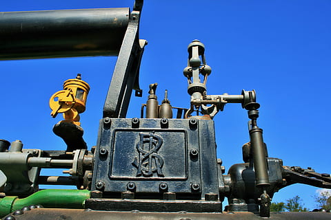 màquina de vapor, motor, vapor, negre, fort, mòbil, poder, agricultura, equipament, maquinària, indústria, tecnologia, canonada, metall, acer, naturalesa, cel, cap gent, dia, blau, vista d’angle baix, militar, cel clar, a l'aire lliure, el passat, arquitectura, història, arma, primer pla, representació, art i artesania, transport, agressió, 4K, CC0, domini públic, lliure de regalies