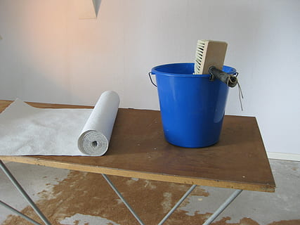 braun, Bürste, Blau, Plastik eimer, platziert, oben, Tabelle, Tapete, Einfügen, Eimer, drinnen, Container, keine Leute, Das Leben zu Hause, Wohngebäude, Hausarbeit, Bodenbelag, Stillleben, Reinigung, Reinigungszubehör, Lebensstile, Holz - Material, Wohnraum, Zuhause, Ausrüstung, Wandbau - Funktion, diy, Heimwerker, 2K, CC0, gemeinfrei, lizenzfrei