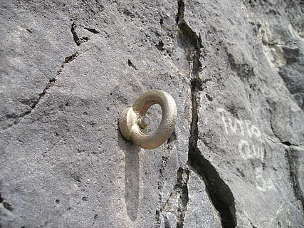 øje bolt, frame loop, bore kroge, backup, klatre, sport klatring, klippe, væg, stenmur, bjergbestigning, klatrerute, tur, rute, stabil, metal, beskyttelse, sikkerhed, springet, fangst, dag, ingen mennesker, tekstureret, tæt på, murbygningsfunktion, udendørs, nummer, natur, høj vinkel visning, sollys, ru, solid, mønster, dyreliv, bygget struktur, arkitektur, dyr i naturen, beton, 1080P, CC0, offentligt domæne, royaltyfrie