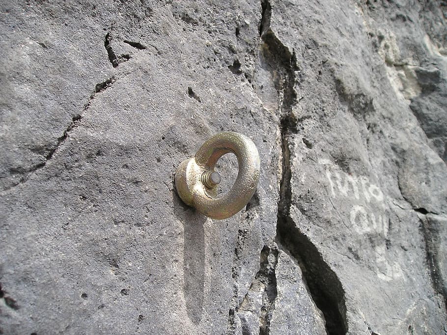 cargol d'ulls, bucle de marc, ganxos de perforació, còpia de seguretat, escalar, escalada esportiva, rock, paret, paret de roca, alpinisme, ruta d’escalada, gira, ruta, estable, metall, protecció, seguretat, submergir-se, captura, dia, cap gent, textura, primer pla, funció de construcció de parets, a l'aire lliure, nombre, naturalesa, vista d’angle alt, llum solar, aspre, sòlid, patró, fauna animal, estructura construïda, arquitectura, animals a la natura, concret, 1080P