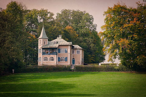 Brun, grå, 3 etager, 3- etagers hus, træ, siv, arkitektur, hjem, græs, slot, villa, romantisk, humør, landskab, natur, plante, bygget struktur, bygning udvendig, bygning, grøn farve, hus, ingen mennesker, boligområde, græsplæne, udendørs, vækst, dag, foran eller baggård, palæ, skønhed i naturen, luksus, 4K, CC0, offentligt domæne, royaltyfrie