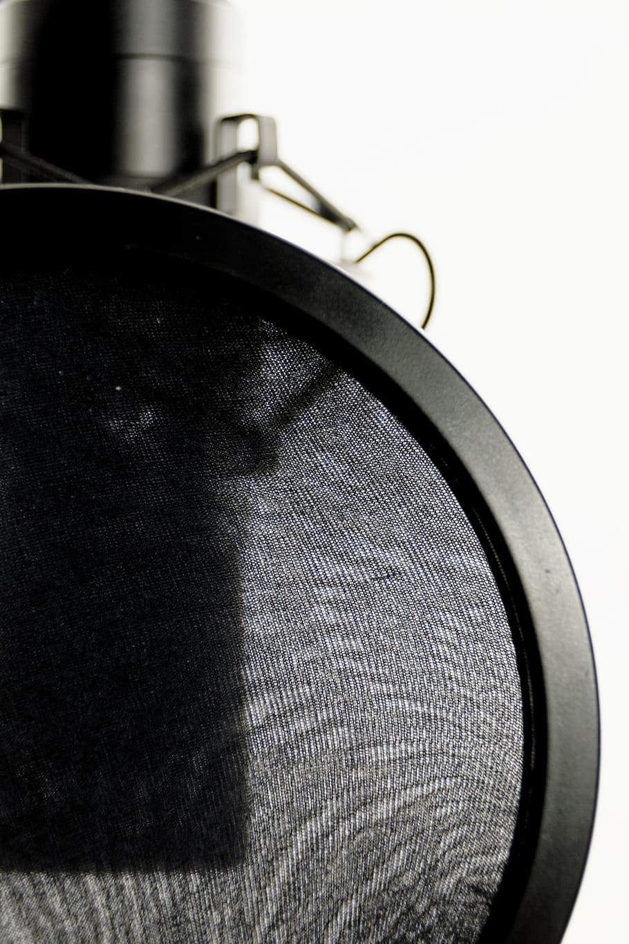 estudi, micròfon, micròfon vocal, àudio, enregistrament, estudi de so, pantalla popscreen, equip d’àudio, registres, estudi de música, presentador, ràdio, moderació, primer pla, a l'interior, cap gent, natura morta, metall, música, fons blanc, centrar-se en primer pla, cultura i entreteniment artístic, sol objecte, equipament musical, instrument musical, tir de l'estudi, textura, vista d’angle alt, enfocament selectiu, equipament, Dispositiu d'entrada, senzillesa, còpia espai, 2K
