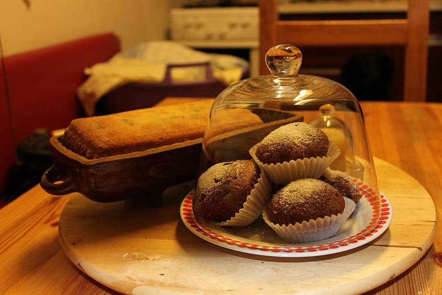 prăjituri, brioşă, bucătărie, bomboane, alimente, desert, tort, gurmand, mâncare dulce, mancare si bautura, în interior, masa, prospeţime, copt, dulce, să se concentreze asupra primelor elemente, nici o persoana, farfurie, bunăstare, lemn - material, gata să mănânce, indulgenţă, mâncat sănătos, a închide, natură moartă, ispită, tavă, 4K