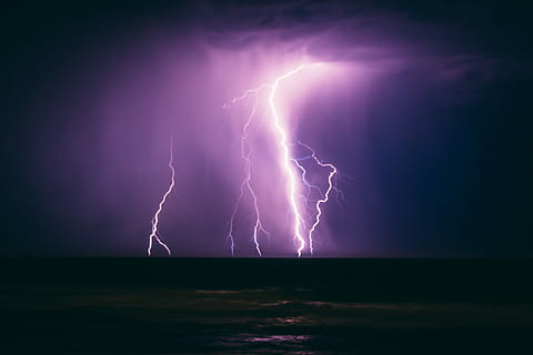lyn, flere, lynnedslag, slående, bakke, storm, blits, Sky, tordenvær, kraft i naturen, sky - himmel, makt, himmel, skjønnhet i naturen, natt, vann, natur, lilla, stormsky, varselskilt, dramatisk himmel, kommunikasjon, hav, ingen folk, skilt, utendørs, illevarslende, meteorologi, 4K, CC0, offentlig domene, opphavsrett gratis