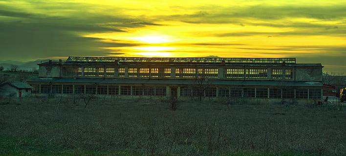 l'edifici, posta de sol, taller, arquitectura, cel, estructura construïda, naturalesa, núvol - cel, exterior de l'edifici, cap gent, medi ambient, herba, a l'aire lliure, transport per ferrocarril, terra, indústria, planta, vespre, edifici, ciutat, transport, 5K, CC0, domini públic, lliure de regalies