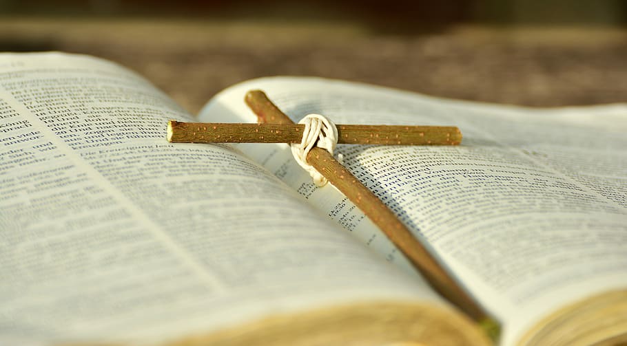 marró, obert, llibre, bíblia, creu, Pasqua, bon divendres, història de pasqua, fe, Crist, jesús, cristianisme, Déu, religió, Església, resurrecció, crucifixió, amor, Escriptura santa, esperança, perdó, redempció, paraules de Déu, enfocament selectiu, natura morta, casament, primer pla, cap gent, paper, publicació, pàgina, creença, espiritualitat, tèxtil, a l'interior, periòdic, dos objectes, text, comunicació, equip religiós, 5K