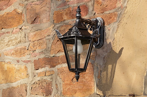 lampada, lanterna, luce, parete, muro di pietra, inferno, caratteristica della parete, architettura, struttura costruita, giorno, muro di mattoni, nessuno, vecchio, esterno dell'edificio, attrezzatura per l'illuminazione, sospeso, all'aperto, mattone, modello, metallo, Inquadratura dal basso, luce del sole, avvicinamento, natura, lampada elettrica, 5K, CC0, dominio pubblico, privo di copyright