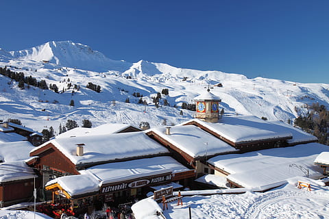 aktiv, alpine, Alperne, kold, Europa, Frankrig, høj, bakker, Hotel, landskab, bjerg, natur, udvej, sæson, ski, sne, sport, turisme, vinter, kold temperatur, dag, udendørs, scenics - natur, arkitektur, bygning udvendig, skønhed i naturen, bygget struktur, Frosset, bygning, vintersport, hus, miljø, snedækket bjerg, sollys, bjergkæde, skisportssted, 4K, CC0, offentligt domæne, royaltyfrie