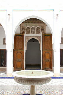 marocchino, architettura, cancello, ingresso, obbiettivo, porta, legna, portale, entrata della casa, porta d'ingresso, intervallo di input, storicamente, arcata, costruzione, casa, ornamento, orientale, arco, struttura costruita, Entrata, esterno dell'edificio, giorno, nessuno, storia, natura, il passato, religione, destinazioni di viaggio, all'aperto, acqua, luogo di culto, Fontana, luce del sole, arcuato, lusso, ornato, 5K, CC0, dominio pubblico, privo di copyright