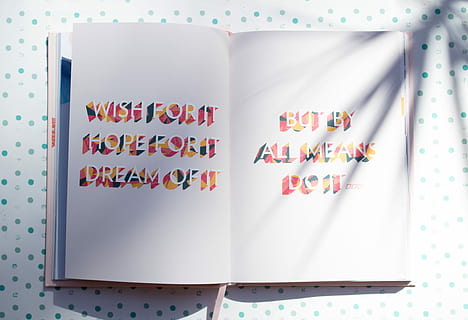 hvid, Bestil, tekst, hvid bogside, flatlay, arbejde, pastel, typografi, ord, meddelelse, ingen mennesker, multi farvet, indendørs, vestlige script, papir, direkte over, note pad, stort bogstav, hvid baggrund, tæt på, offentliggørelse, studio skud, mønster, åben, hvid farve, stor gruppe af objekter, uddannelse, blank, 4K, CC0, offentligt domæne, royaltyfrie