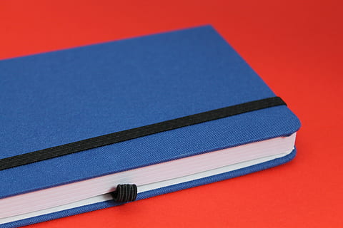cuaderno, azul, rojo, diario, esquinas, anote, libro, escribe un libro, salir, leer, calendario, fechas, Nota, detención, fondo de color, nadie, adentro, foto de estudio, de cerca, papel, apilar, bloc de notas, educación, suministros de oficina, naturaleza muerta, sencillez, publicación, copia espacio, documento, dos objetos, fondo azul, libro de tapa dura, papeleo, 4K, CC0, dominio público, libre de derechos