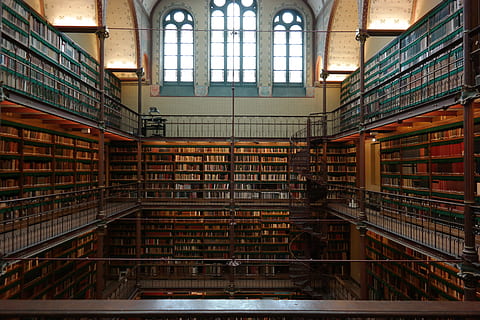 biblioteca, libri, leggere, imparare, letteratura, studia, formazione scolastica, storicamente, scaffale, vecchi libri, conoscere, pubblicazione, libro, in casa, mensola, architettura, finestra, apprendimento, costruzione, grande gruppo di oggetti, nessuno, abbondanza, scuola, ricerca, intelligenza, giorno, struttura costruita, 5K, CC0, dominio pubblico, privo di copyright