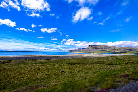 Meer, Landschaft, Natur, Himmel, Strand, Wolken, Tageslicht, Gras, Wiese, Horizont, Insel, See, Berg, Ozean, draußen, szenisch, seelandschaft, Sommer-, Sonnenuntergang, Reise, Wasser, wolke - himmel, Szenen - Natur, Land, Umgebung, Schönheit in der Natur, Reiseziele, keine Leute, Blau, Ruhe, Tag, 4K, CC0, gemeinfrei, lizenzfrei