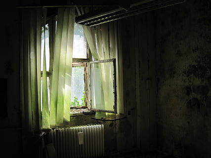 grønne persienner, grønt vindue, vinduesgardiner, vindue, gammel, gået i stykker, lys, grøn, væg, atmosfære, ruin, tabte steder, henfald, faldefærdige, humør, kørt ned, forladt, indendørs, gardin, ingen mennesker, arkitektur, forældet, beskadiget, dag, bygning, nedgang, hus, forringelse, bygget struktur, hjem interiør, forvitret, dårlig stand, ødelagt, 4K, CC0, offentligt domæne, royaltyfrie