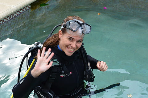 mujer, sumergido, nadando, piscina, buceo, agua, diversos, una persona, sonriente, actividad de ocio, felicidad, gente real, estilos de vida, mirando a la cámara, submarino, retrato, submarinismo, aventuras, adulto, naturaleza, vista frontal, vista de alto ángulo, día, al aire libre, traje de baño, 4K, CC0, dominio público, libre de derechos