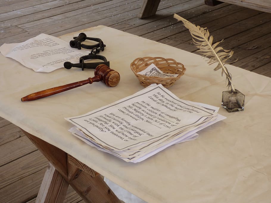 fotografia, blanc, imprès, paper, marró, fusta, mallet, llapis de plomes, taula, ploma, llapis, entrevista, paperassa, Llei, advocat, jutge, colonial, rústic, dures, reialesa, majestat, errada, documents, escriure, habilitat, tribunal, llibre, document, vell, passat de moda, música, absència, cap gent, a l'interior, instrument musical, nota musical, vista d’angle alt, natura morta, comunicació, publicació, material de fusta, text, full, art i artesania, partitures, primer pla, antiguitat, menjar, 4K