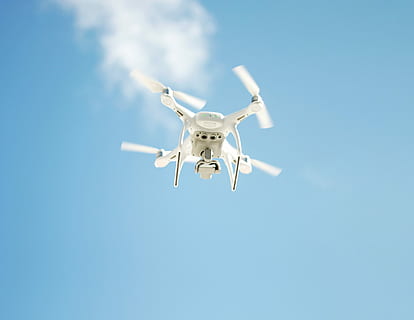 drone quadcopter aereo, bianca, fuco, aria, cielo, blu, telecamera, Inquadratura dal basso, volante, tecnologia, mezz'aria, nessuno, natura, giorno, sorveglianza, movimento, mezzi di trasporto, cielo sereno, modo di trasporto, Colore bianco, all'aperto, sicurezza, copia spazio, in movimento, aereo, aeronautica, 4K, CC0, dominio pubblico, privo di copyright
