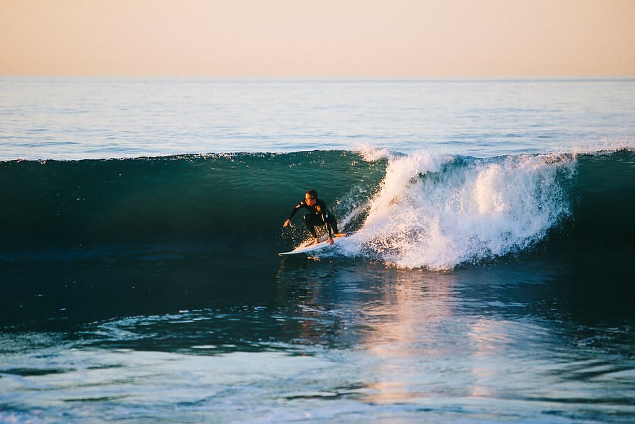 persona, actuant, surf, al costat, les ones del mar, durant el dia, mar, oceà, aigua, onades, naturalesa, gent, home, paio, aventura, platja, rock, surfista, esport, aptitud, pissarra, a l'aire lliure, cel, onada, taula de surf, acció, velocitat, Esports extrems, esport d'aigua, esport aquàtic, moviment, horitzó sobre l’aigua, davant del mar, homes, horitzó, activitat d'oci, estils de vida, habilitat, poder a la natura, 5K