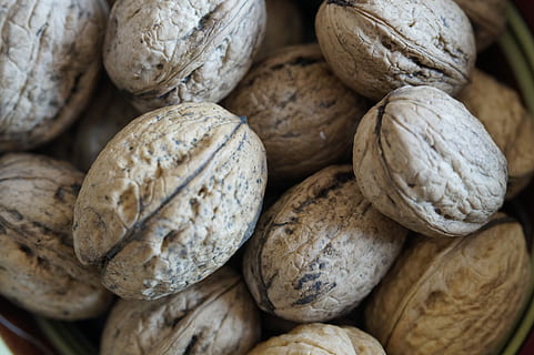 nueces, nuez, sano, comida, marrón, tazón de frutas, nutrición, cáscara, adviento, comida y bebida, alimentación saludable, un pan, rebanada de pan, nadie, frescura, bienestar, de cerca, fotograma completo, gran grupo de objetos, adentro, naturaleza muerta, antecedentes, abundancia, nuez - comida, almacenar, mercado, Al por menor, 5K, CC0, dominio público, libre de derechos