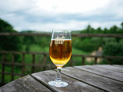 Copa de vi, ple, licor, copa de vi de tija curta, taula, clar, gris, cerveseria, cervesa, ale, bombolla, got de cervesa, alcohol, beure, material de fusta, a l'aire lliure, copa, estiu, cervesa - alcohol, vi, menjar i beguda, refresc, centrar-se en primer pla, vidre, cel, barana, dia, naturalesa, frescor, primer pla, cap gent, transparent, equipament per a la llar, 4K, CC0, domini públic, lliure de regalies