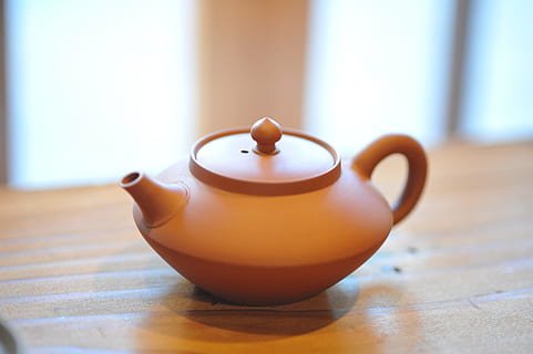 Marrone, teiera, tavolo, tè, in casa, cibo e bevande, tè - bevanda calda, ceramica, avvicinamento, concentrarsi sulle conoscenze acquisite, bevanda calda, nessuno, bere, legno - materiale, natura morta, boccale, tazza, tazza di tè, rinfresco, bollitore, messa a fuoco selettiva, tè del pomeriggio, vasellame, piccolo gruppo di oggetti, 4K, CC0, dominio pubblico, privo di copyright
