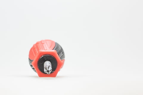 Cacciavite, strumento, mestiere, rosso, Phillips, metallo, capo, sfondo, dettaglio, lavoro, cacciaviti, kit di strumenti, frontalino, utensili, girato in studio, sfondo bianco, singolo oggetto, in casa, copia spazio, avvicinamento, nessuno, ritagliare, numero, sicurezza, protezione, squillare, primo piano estremo, sfondo colorato, gioielli, precisione, attività commerciale, colore arancione, ruota, 2K, CC0, dominio pubblico, privo di copyright