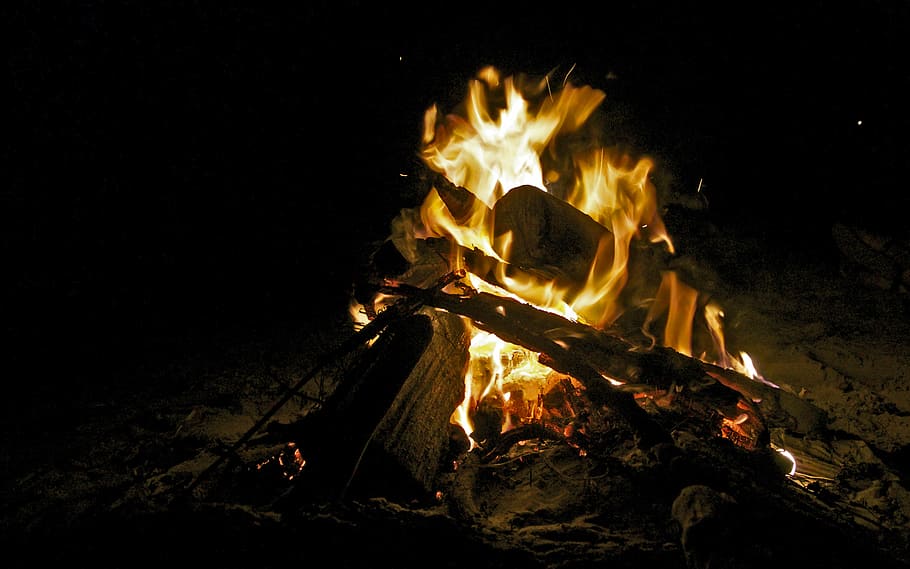 bonefire, mig, sorra, selectiu, focalitzar la fotografia, groc, foc, foguera, cremant, flama, foc - fenomen natural, calor - temperatura, registre, llenya, fusta, material de fusta, nit, naturalesa, campament, moviment, cap gent, brillant, a l'aire lliure, arbre, infern, 2K