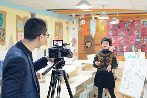 homme, prise, vidéo, femme, permanent, à l'intérieur, pièce, entrevue, enregistrement, tournage, thèmes de la photographie, appareil photo - équipement photographique, caméra de télévision, La technologie, Hommes, trois quarts, culture artistique et divertissement, activité, deux personnes, en portant, trépied, adulte, jeune adulte, opérateur camera, matériel photographique, affaires, se concentrer sur le premier plan, caméra vidéo domestique, photographe, 5K, CC0, domaine public, libre de droits