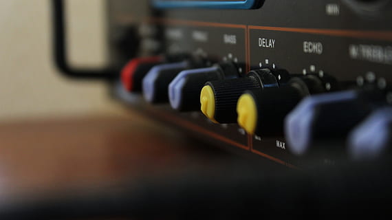 penguat, musik, panggil, elektronik, teknologi, fokus selektif, dalam ruangan, tidak ada orang, budaya seni dan hiburan, merapatkan, peralatan audio, kontrol, komunikasi, tombol, peralatan rekaman suara, peralatan, teks, alat input, stereo, panel kendali, alat musik, studio, musik rock, 5K, CC0, domain publik, bebas royalti