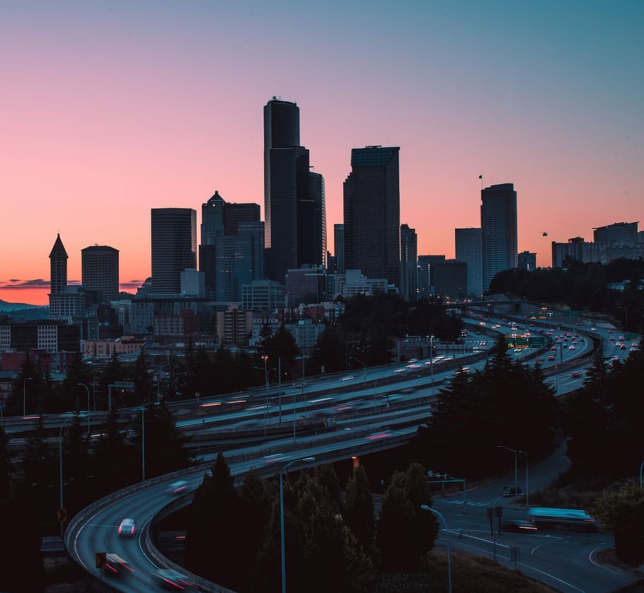 Silhouette, Autobahn, Gebäude, Antenne, Fotografie, Stadt, Sonnenuntergang, Wolkenkratzer, Stadtbild, Skyline der Stadt, Horizont, Metropolitan-, Seattle, Landschaft, die Architektur, Auto, Farbe, Gebäudehülle, gebaute Struktur, Himmel, Bürogebäude außen, Transport, Straße, Natur, städtische Skyline, Stadt leben, keine Leute, große Höhe, Dämmerung, modern, draußen, Mehrspurige Autobahn, Finanzviertel, 2K
