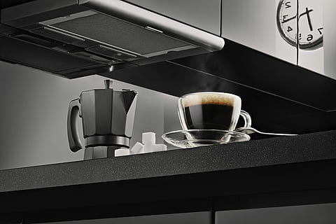 chiaro, tazza di vetro, piattino, impostato, tavolo, accanto, grigio, moka, caffè, nero, orologio, cucina, vapore, zucchero, tazza, cucchiaio, caldo, bicchiere, specchio, Consiglio dei ministri, contatore, cubo, bere, cibo e bevande, rinfresco, caffè - bevanda, boccale, tazza di caffè, in casa, natura morta, attrezzature domestiche, nessuno, bar, caffè espresso, avvicinamento, apparecchio, cibo, caffetteria, potabile, vasellame, tazza di tè, 5K, CC0, dominio pubblico, privo di copyright