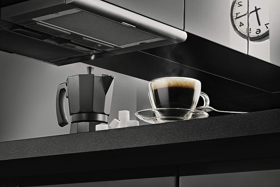 clar, tassa de te de vidre, plat, conjunt, taula, al costat, gris, moka pot, cafè, negre, rellotge, cuina, vapor, sucre, tassa, cullera, calenta, vidre, mirall, gabinet, comptador, cub, beure, menjar i beguda, refresc, cafè - beguda, tassa de cafè, a l'interior, natura morta, equipament per a la llar, cap gent, cafeteria, espresso, primer pla, aparell, menjar, vaixella, tassa de te, 5K