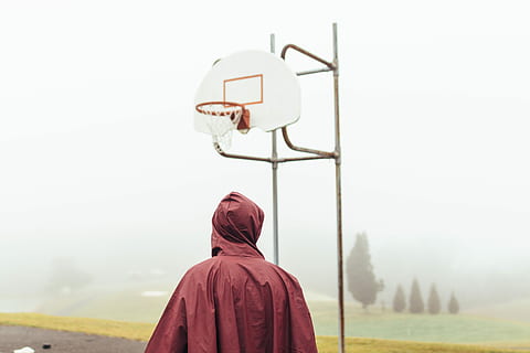 mand, stående, foran, basketball kurv, udendørs, mennesker, en person, bagfra, basketball - sport, voksen, kun voksne, himmel, sport, natur, tøj, taljen op, dag, fritidsaktivitet, livsstil, portræt, tåge, træ, overvejelse, 5K, CC0, offentligt domæne, royaltyfrie